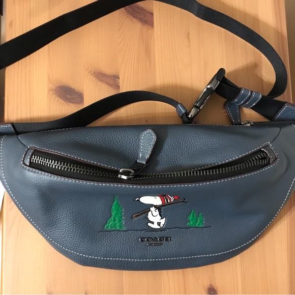 🐶 Coach X Peanuts Warren Belt Bag With Snoopy Christmas Motif - Picture 2 of 10